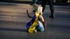 Una joven opositora se sienta para bloquear una calle en Caracas durante las protestas antigubernamentales de 2014.