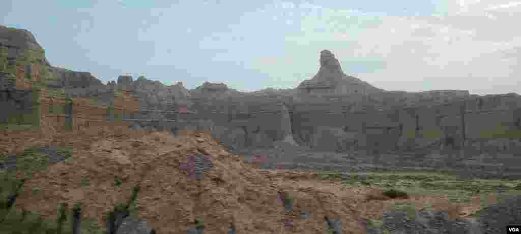 پرنسز آف ہوپ سے کچھ ہی دور ایک اور مجسمہ نما چٹان ہے جسے 'اسفنگس' کہا جاتا ہے۔ دور سے دیکھنے پر یہ شیر کی شکل معلوم ہوتی ہے۔ 
