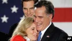 Romney felicitado pela mulher