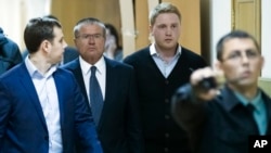 Menteri Pembangunan Ekonomi Rusia, Alexei Ulyukayev, kedua dari kiri, dikawal menuju ke ruang pengadilan di Moskow, Rusia (foto: AP Photo/Pavel Golovkin)