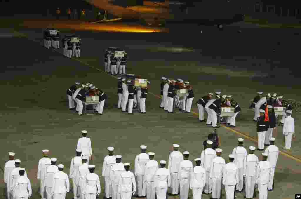 Marinir Filipina membawa peti jenazah 8 orang marinir yang tewas dalam pertempuran melawan kelompok militan di Marawi, Filipina selatan dalam upacara di kota Pasay.
