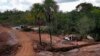 Una camioneta dañada yace estacionada al costado de un camino de tierra hacia la comunidad El Pauji en el territorio indígena pemón en la Gran Sabana, estado de Bolívar, Venezuela, el miércoles 5 de abril de 2023. (Foto AP/Matias Delacroix)
