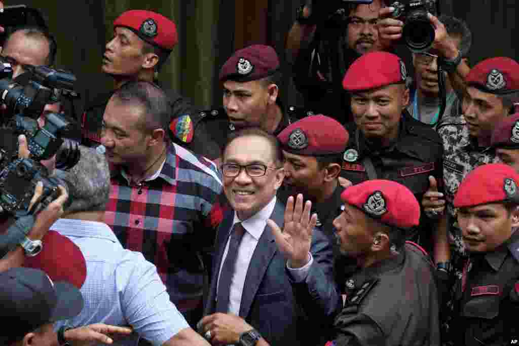 លោក Anwar Ibrahim អ្នកតំណាងកំណែទម្រង់ម៉ាឡេស៊ីចាកចេញពីផ្ទះរបស់ខ្លួននៅក្នុងទីក្រុងគូឡាឡាំពួរ។ លោបានត្រូវបានដោះលែងឲ្យមានសេរីភាពបន្ទាប់ត្រូវបានព្រះរាជទានលើកលែងទោស បន្ទាប់ពីការឈ្នះឆ្នោតរបស់សម្ព័ន្ធមិត្តរបស់ខ្លួន។