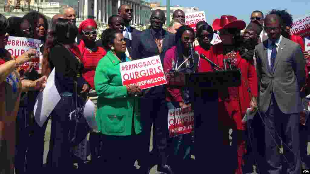 Saa, une ancienne lycéenne de Chibok au Nigeria, qui s’est fait enlever par Boko Haram mais qui a réussi à s’échapper, parle pour une conférence de presse pour les deux ans de capture des Chiboks Girls, devant le Capitole à Washington D.C, 14 avril 2016. (VOA / Maylis Haegel)