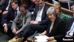 Primera ministra británica Theresa May habla sobre el plan B del Brexit en el Parlamento en Londres, el martes 29 de enero de 2019.