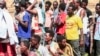 Des réfugiés éthiopiens fuyant les combats dans la province du Tigray font la queue pour recevoir des fournitures au camp d'Um Rakuba dans la province de Gedaref, dans l'est du Soudan, le 16 novembre 2020.
