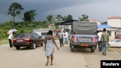 Des habitants attendent pour traverser la frontière en Guinée équatoriale en voiture et à pied à Kyé Ossi, Cameroun, le 23 mai 2015.