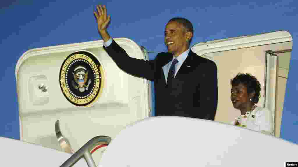 Le président américain Barack Obama salue de la main à son arrivée, mercredi 8 avril 2015, à Palisadoes, à Jamaïque où il descend de son avion l'Air Force One à l'aéroport international Norman Manley.