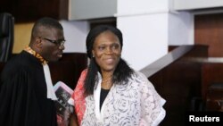 L'ex-première dame Simone Gbagbo et un de ses avocats, lors de son procès a Abidjan, 31 mai 2016.