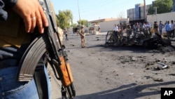 Pasukan keamanan Irak mengamankan lokasi serangan bom mobil di Kurdistan, Irak utara (29/9). 