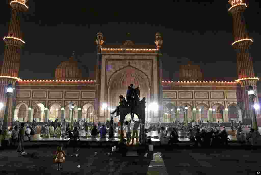 Indian Muslim boys play atop a marble stand after breaking fast on the last day of the holy month of Ramadan before the Eid holiday, at Jama Masjid in New Delhi, India, August 19, 2012.