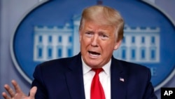 El presidente Donald Trump elogia los esfuerzos de Pfizer en busca de un medicamento contra el COVID-19.