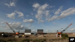 Los primeros paneles del muro fronterizo en un sitio de construcción a lo largo de la frontera entre Estados Unidos y México, el jueves 7 de noviembre de 2019, en Donna, Texas (Foto: AP/Eric Gay)