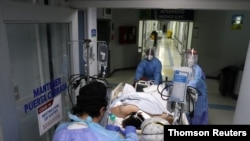 Brote de la enfermedad por coronavirus sigue aumentando en América Latina. En la foto, un hospital en Santiago, Chile, donde se atiende a enfermos de COVID-19.