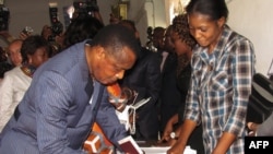 Denis Sassou Nguessou dans un bureau de vote le 25 avril 2015.
