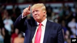 Rais wa zamani Marekani Donald Trump akiwasilimia wafuasi wake. July 22, 2022 (AP Photo/Ross D. Franklin).