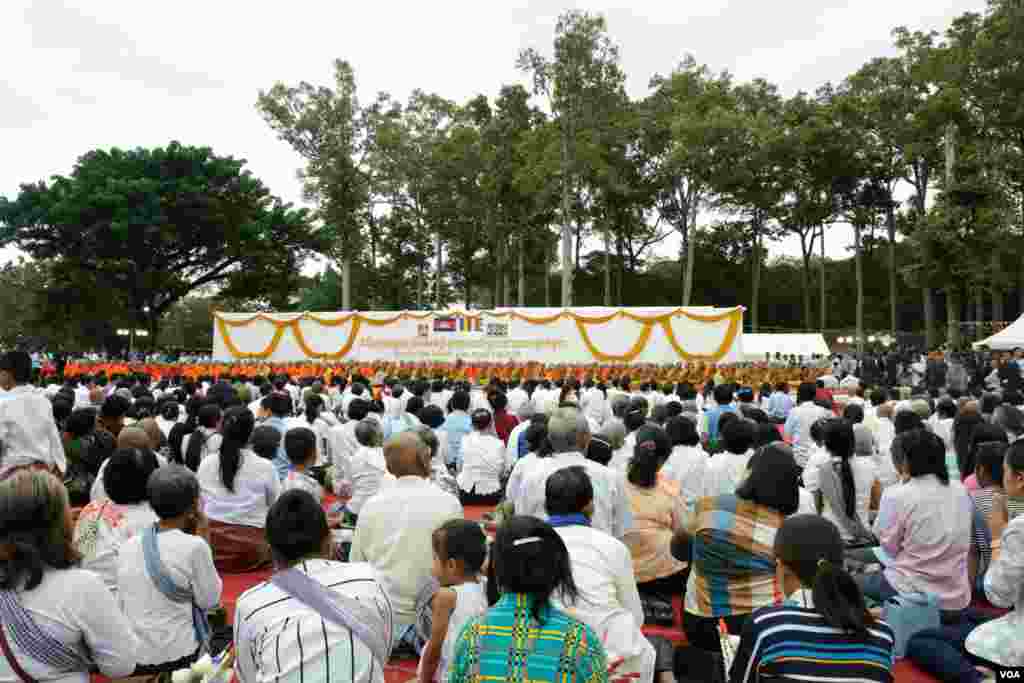 ទិដ្ឋភាពទូទៅនៅមុខប្រាសាទអង្គរវត្ត ដែលបង្ហាញអំពីការរៀបចំកម្មវិធីបួងសួងសុំសេចក្តីសុខដល់កម្ពុជា, នៅទីក្រុងសៀមរាប ខេត្តសៀមរាប ប្រទេសកម្ពុជា កាលពីថ្ងៃទី២ ខែធ្នូ ឆ្នាំ២០១៧ ។ (ខាន់ សុគុំមនោ/VOA) 