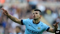 Sergio Aguero célèbre son but lors du match de Premier League entre Manchester City et Newcastle, Angleterre le 17 aout 2014 