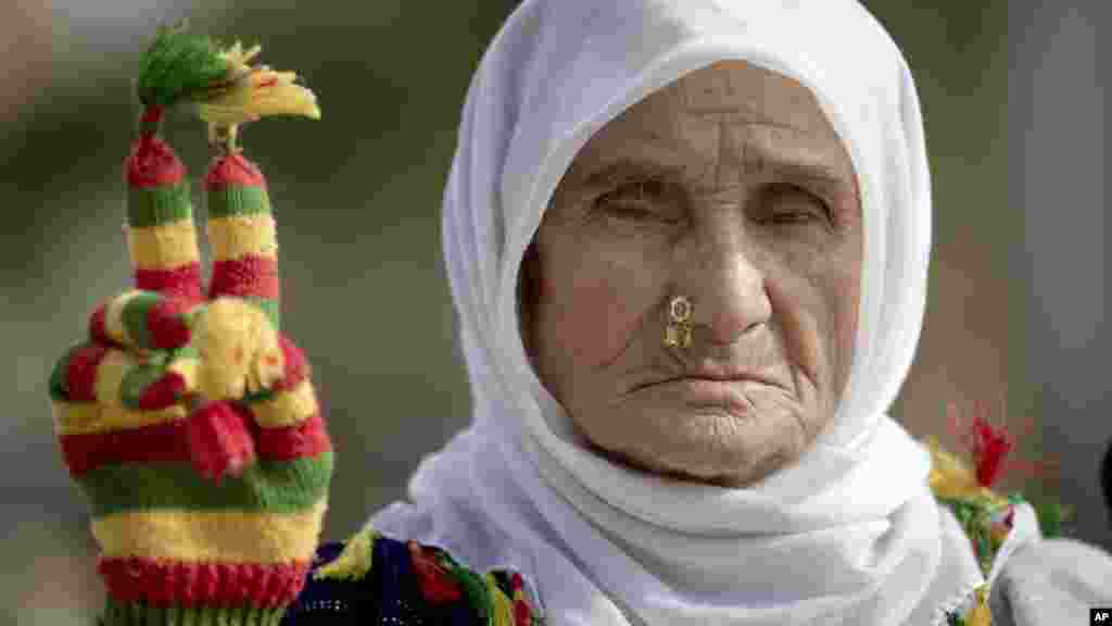 Wani Mata na Kusa Garin Kobani a Siriya, 3 ga Nuwamba, 2014.