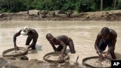 Des chercheurs de diamant à Waiima, en Sierra Leone, le 26 avril 2012.