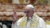 Au Vatican, le pape François donne sa bénédiction Urbi et Orbi, après avoir célébré la messe de Pâques dans la basilique Saint-Pierre.