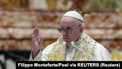 Au Vatican, le pape François donne sa bénédiction Urbi et Orbi, après avoir célébré la messe de Pâques dans la basilique Saint-Pierre.