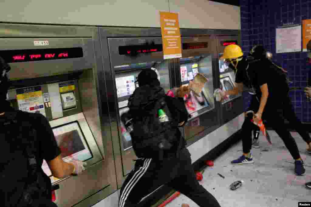 Los enfrentamientos se extendieron desde el exclusivo distrito de Causeway Bay a la zona del Almirantazgo, donde se encuentran las oficinas gubernamentales de la isla. 