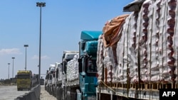 Kamioni s humanitarnom pomoći za Pojas Gaze parkirani u redu ispred graničnog prijelaza Rafah na egipatskoj strani 23. marta 2024.