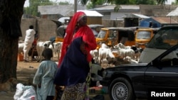 Wata Mace da 'ya'ayanta da suke kokarin kauracewa Maiduguri