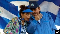 ARCHIVO - El presidente de Nicaragua, Daniel Ortega, y su esposa, la vicepresidenta Rosario Murillo, encabezan una manifestación en Managua, Nicaragua, el 6 de septiembre de 2018.
