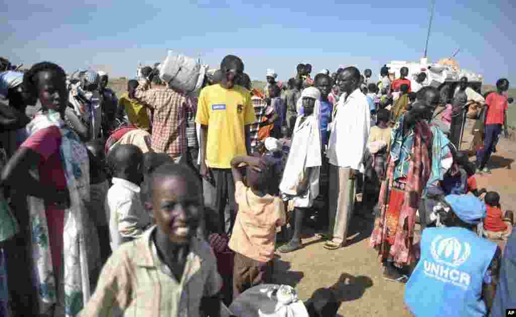 Des femmes déplacées nouvellement arrivées au camp situé près d’une base de l’ONU à Benitu, 29 juin 2015. (AP Photo/Jason Patinkin).