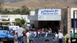Quelques personnes se tiennent devant le service des urgences de l’hôpital de Kasserine, Tunisie, 17 juillet 2014.
