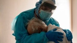 Joseph Varon, doctor de Texas, abraza a un anciano en la Unidad de Cuidados Intensivos que el Día de Acción de Gracias lloraba por querer estar con su esposa.