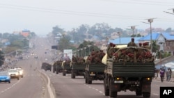 Congo military trucks carrying Congolese troops drive in a Des militaires congolais patrouillent en véhicules sur le boulevard Lumumba lors des manifestations violentes exigeant la tenue de l’élection présidentielle à Kinshasa, République démocratique du Congo, 20 septembre 2016. main street after violence erupted due to the delay of the presidential elections in Kinshasa, Democratic Republic of Congo, Tuesday, Sept. 20, 2016.