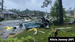 Des débris recouvrent une rue à East Brewton, en Alabama, le samedi 19 juin 2021. 