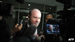 Dubes Australia Greg Moriarty dikelilingi wartawan seusai pembicaraan di Kementerian Luar Negeri Indonesia terkait spionase AS (1/11).