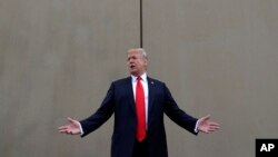 Presiden Donald Trump berbicara saat melaksanakan tur menginspeksi berbagai purwarupa tembok pembatas di San Diego, California, 13 Maret 2018.