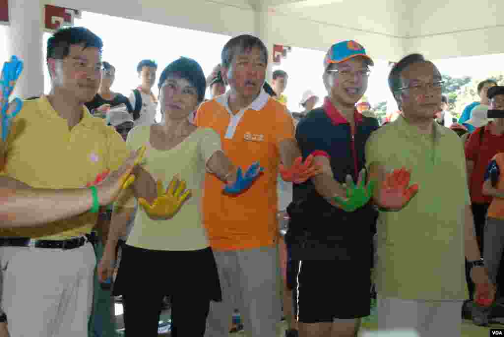 多位泛民主派立法會議員,(左起)范國威、毛孟靜、李卓人、莫乃光、梁家傑,在橫額上打完手印合照(美國之音湯惠芸拍攝)