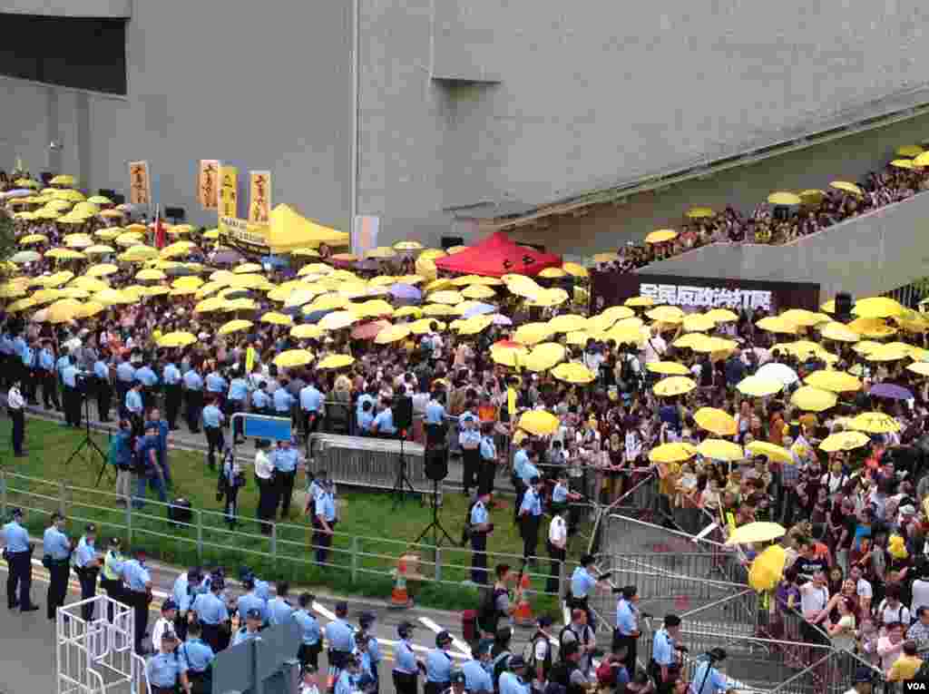 港人重返政总纪念雨伞运动一周年（美国之音海彦拍摄）