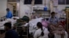 Para pasien COVID-19 dirawat di rumah sakit di New Delhi, di tengah lonjakan kasus harian di India (29/4). 