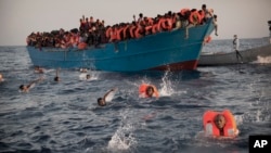 Des migrants pendant une opération de sauvetage en Méditerranée, nord de Sabratha, Libye, le 29 août 2016.