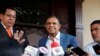 El expresidente de Honduras Porfirio Lobo habla a la prensa después de entregar su casa en Tegucigalpa a las autoridades después de la detención de su esposa Rosa Elena Bonilla el 3 de abril de 2018.