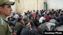 افغان های مهاجر در یک اردوگاه مهاجرین در ایران
