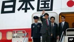 日本首相在啟程前往華盛頓之前揮手致意