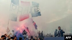 L'attaquant argentin du Paris Saint-Germain Lionel Messi salue les supporters rassemblés devant le stade du Parc des Princes après sa première conférence de presse officielle en tant que joueur du PSG à Paris, en France.
