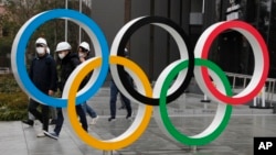 Le symbole des jeux olympiques exposé à Tokyo, Japon, le 4 mars 2020.