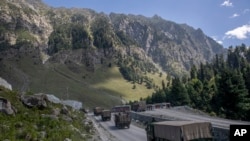 Konvoi tentara India di jalan raya Srinagar-Ladakh di Gagangeer, timur laut Srinagar, Kashmir yang dikuasai India, 9 September 2020. 