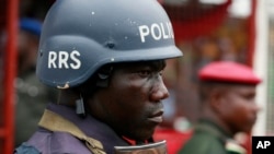 Un officier de police à Lagos, Nigeria, 1er mai 2014.