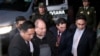 El ex ministro de gobierno boliviano Carlos Romero es escoltado por las fuerzas de seguridad durante su arresto como parte de una investigación por presunta corrupción, en La Paz, Bolivia, el 14 de enero de 2020.