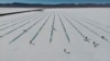 Turistas se reúnen en el salar de Salinas Grandes el martes 25 de abril de 2023, en Jujuy, Argentina.